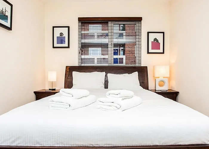 Modern And Spacious Central 1 Bedroom Apartment With Balcony