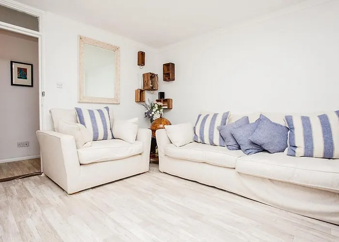 Modern And Spacious Central 1 Bedroom Apartment With Balcony