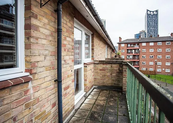 Modern And Spacious Central 1 Bedroom Apartment With Balcony