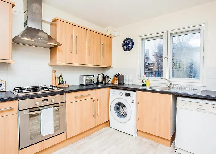 Modern And Spacious Central 1 Bedroom Apartment With Balcony