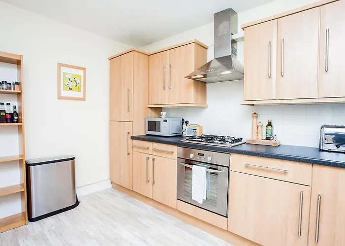 Modern And Spacious Central 1 Bedroom Apartment With Balcony